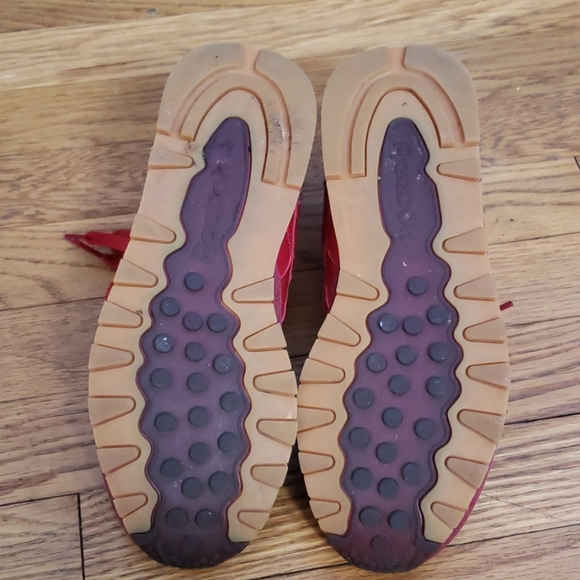 Red Reebok Classic - Picture 2 of 4